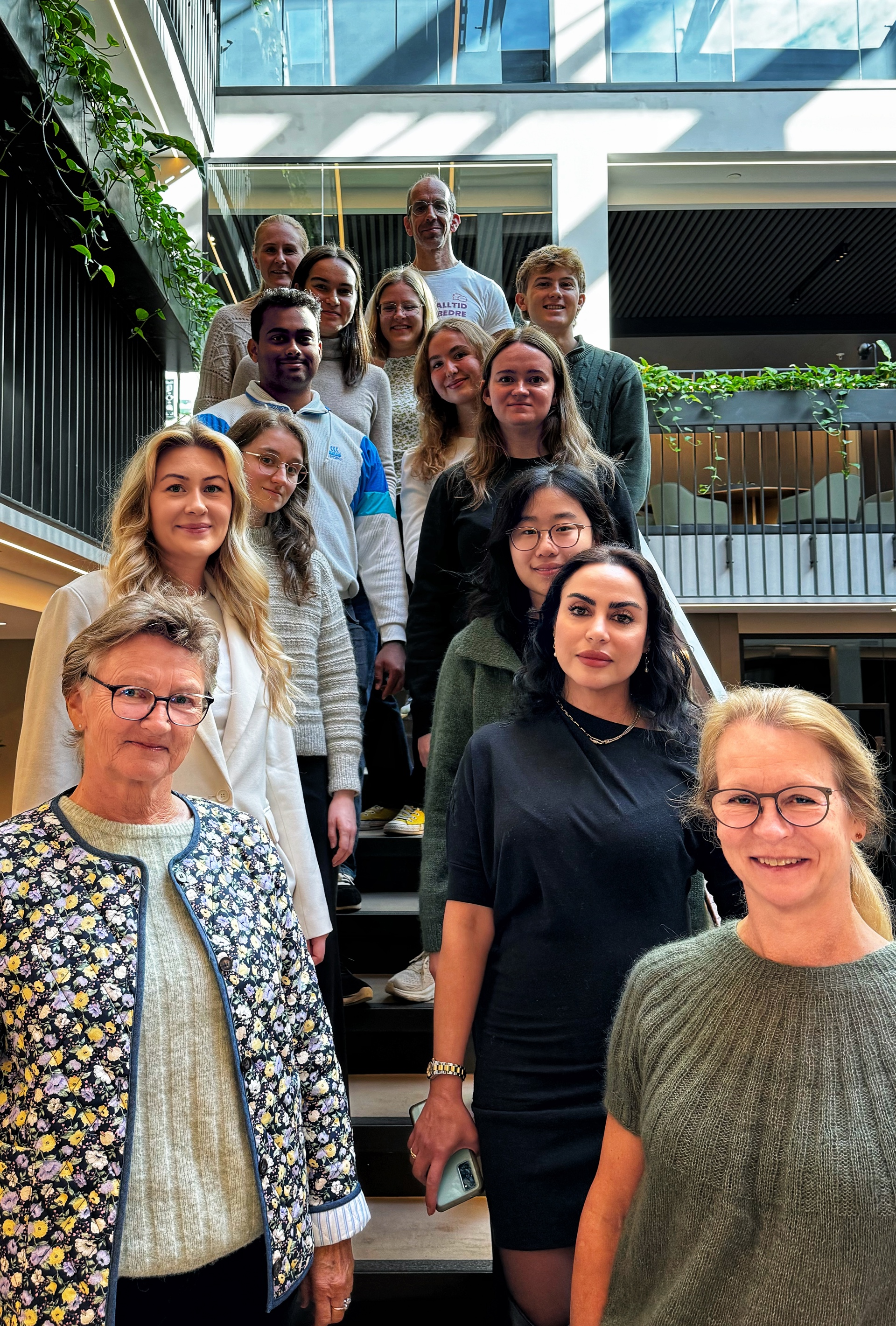 Studenter for kloke valg, både prosjektgruppen og  studentene som startet i programmet i september 2024, sammen med Siri Skumlien, generalsekretær i Legeforeningen på Legenes hus i Oslo. 