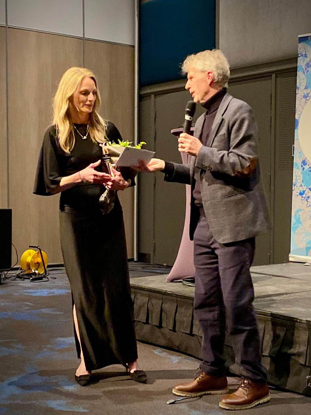 Nora Miller får blomster av Lars Lien