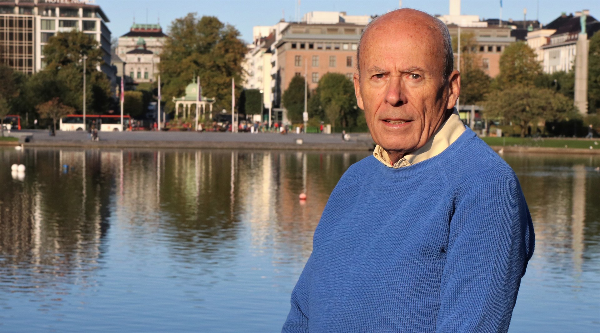 Mann ved sjøkanten utenfor operaen i oslo