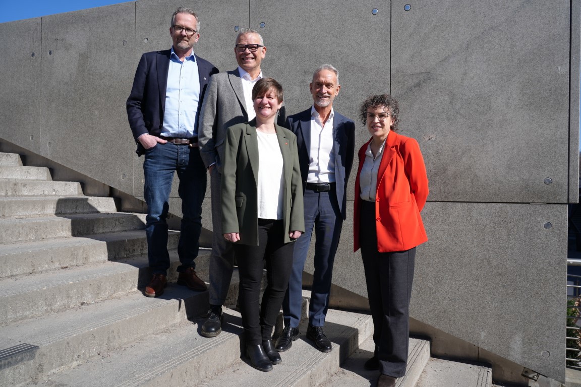 Forhandlingslederne i KS-oppgjøret (fra venstre): Unios Geir Røsvoll, YS´ Trond Ellefsen, LOs Helene Harsvik Skeibrok, KS´ Tor Arne Gangsø og Akademikernes Tonje Leborg. Foto: Akademikerne