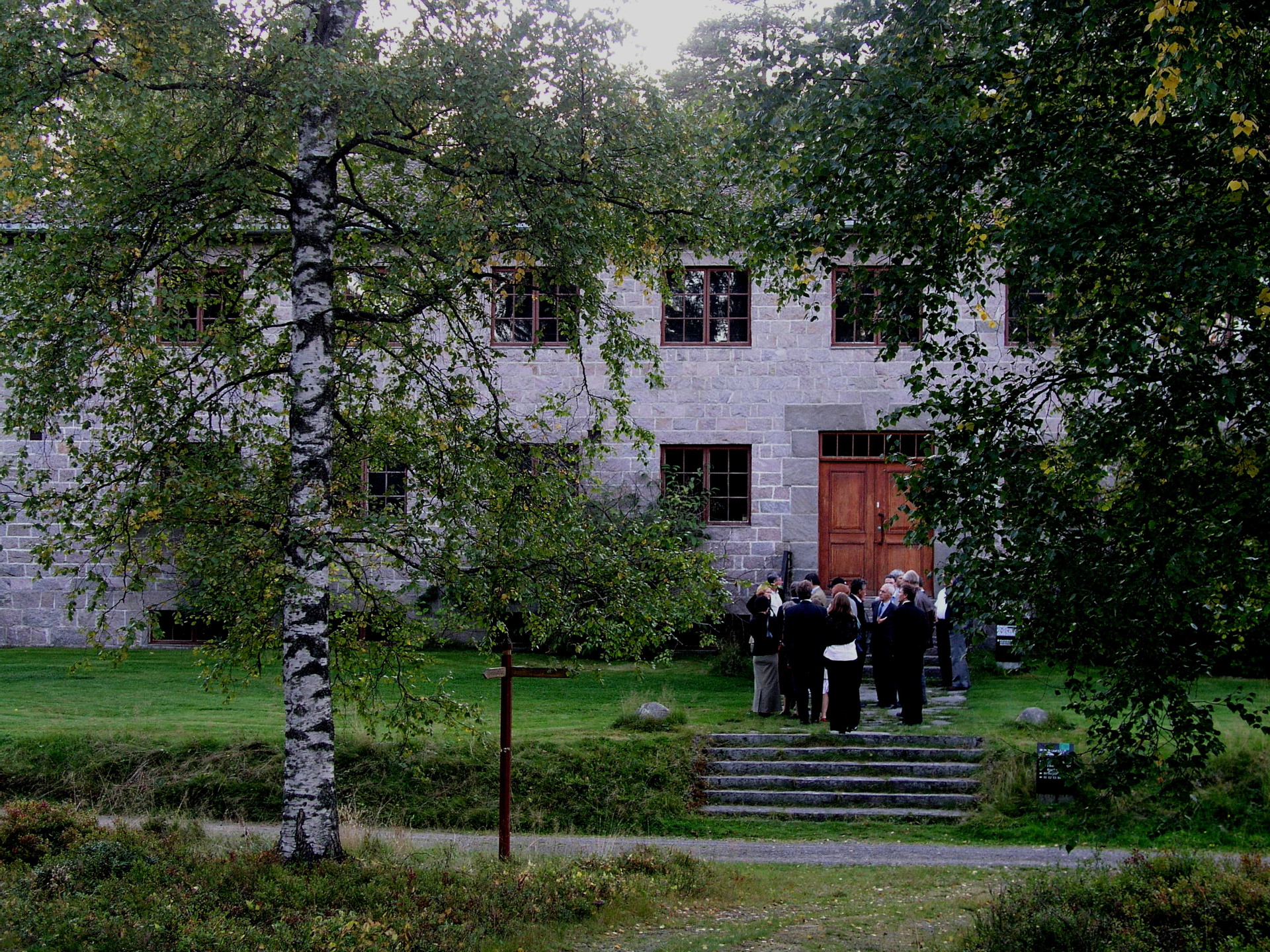 Samling foran inngangspartiet 