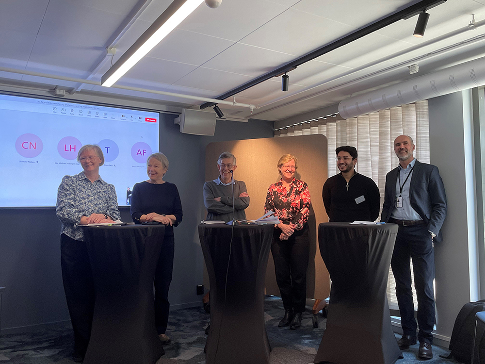Bildet viser deltakerne på debatten til Leger i vintenskapelige stillinger. 