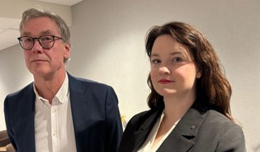 Akademikerne og Spekter er enige om en ny hovedavtale. Hanne Indregard Lind (leder Akademikerne Helse) sammen med Bjørn Skrattegård i Spekter. Foto: Akademikerne