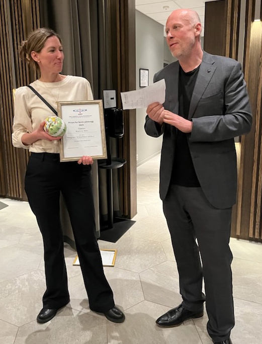 Vinner av beste påskeegg; Benedicte Adams (Fürst), deles ut av Marius Lund-Iversen fra styret.