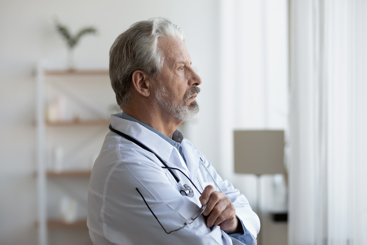 Bekymret lege ser ut vinduet. Foto: Istockphoto.com/fizkes