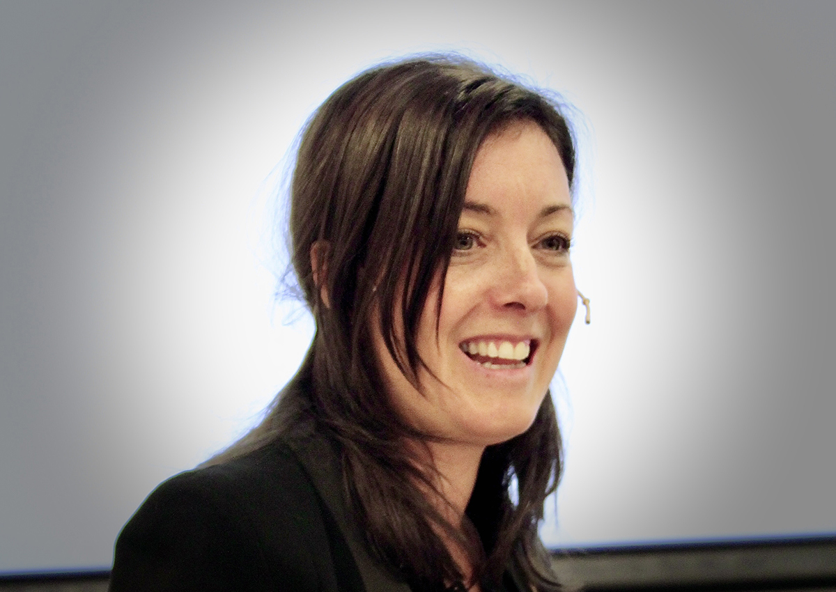 Christine Esbensen holder ofte foredrag om sine erfaringer fra mother-baby units i England. Her fra et seminar på R-bup i 2022.