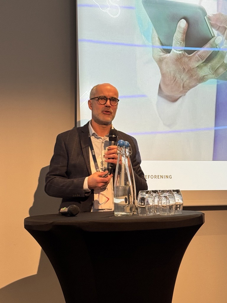 Ståle Onsgård Sagabråten på scenen under Ehin. Foto: Legeforeningen