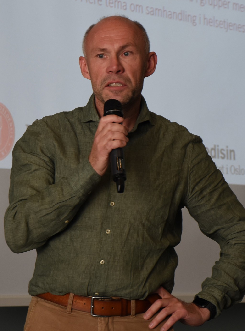 Mann med mikrofon. Trygve Skonnord,  foto Lisbeth Nilsen