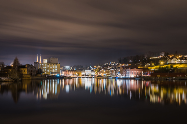 Skien sett fra elven om kvelden. Foto: Istockphoto.com/Thomas Overbo