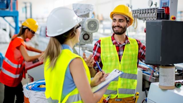 Arbeidere på en PVC-fabrikk. Foto er  Milanvirijevic fra Istockphoto.png