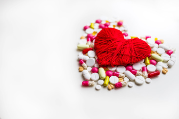 Bilde av medisiner og et hjerte