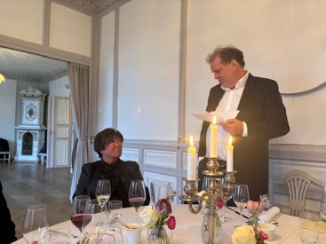 Bente Anita Kvamme takkes av LVS leder, Rune Oskar Bjørneklett. Foto: LVS 