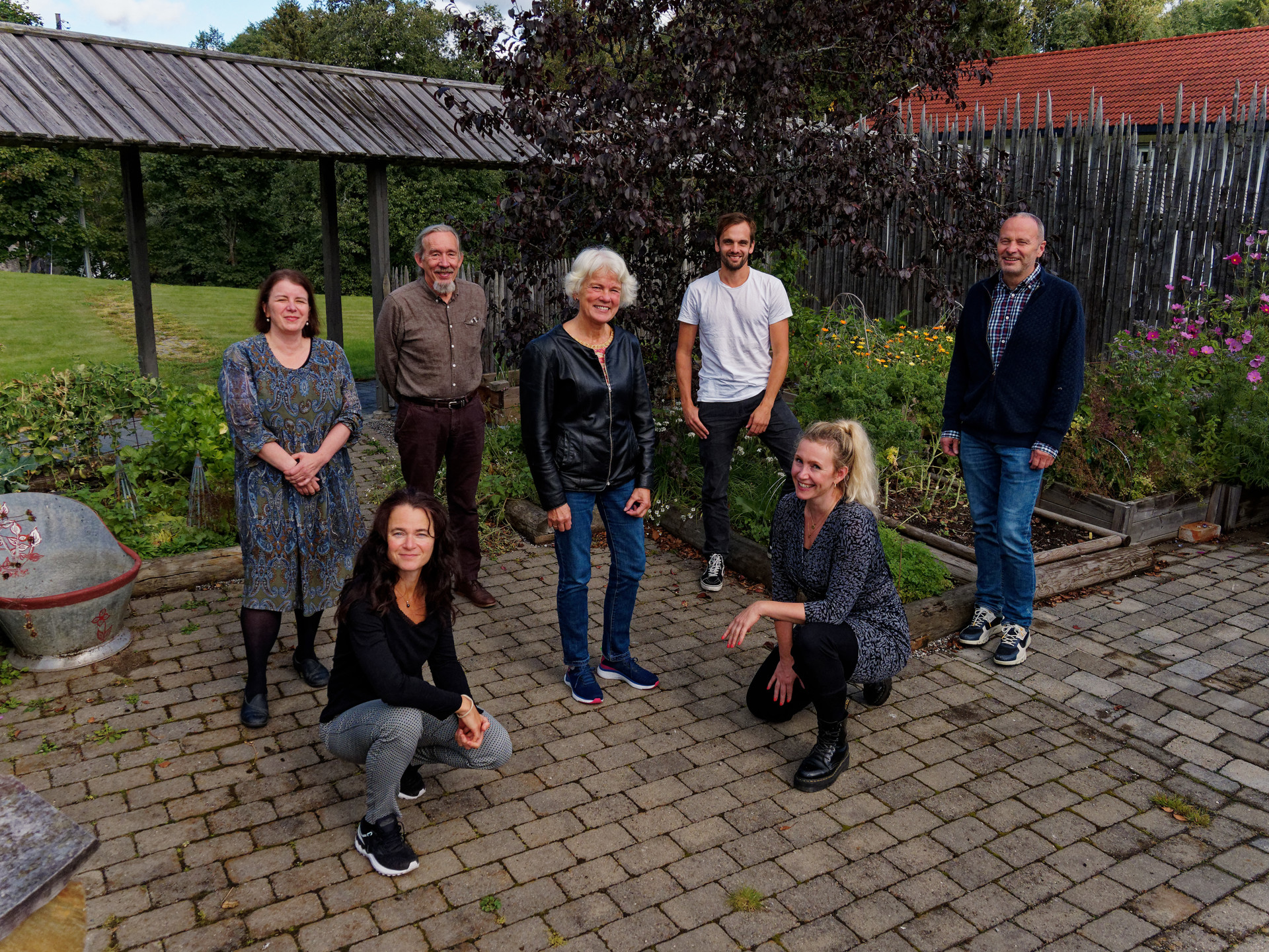 Koronavennlig oppstilling av NFRAMstyret 2019-2020. Foto: Svein Skjøtskift