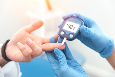 Helsepersonell måler blodsukkernivået hos en pasient med diabetes. Foto: Istockphoto.com