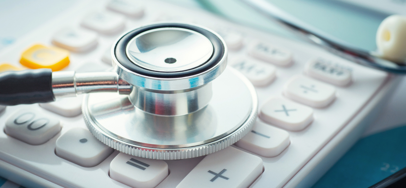 Stetoskop liggende på en kalkulator. Foto: Istockphoto.com/erdikocak