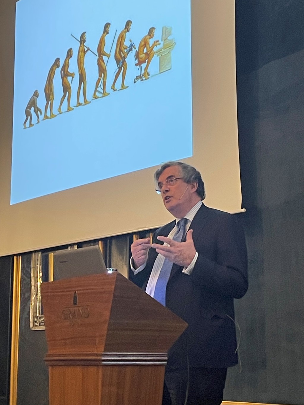 Taler under Den norske patologforenings 100 års jubileum. Foto:  Ying Chen 