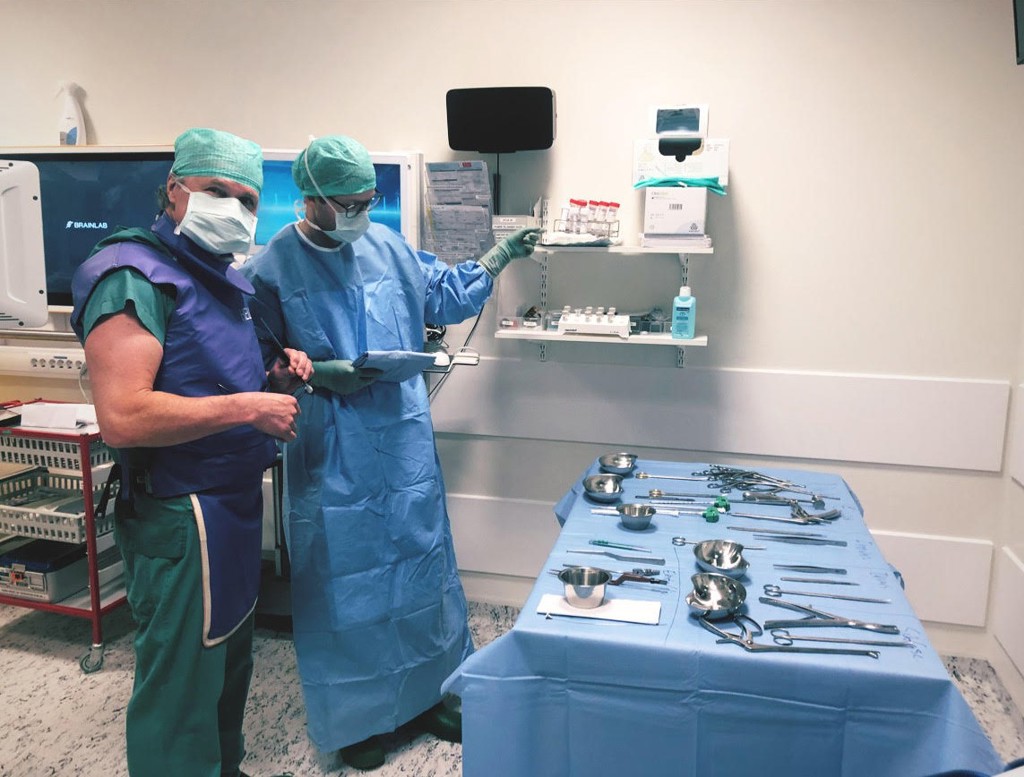 To ortopeder på operasjonsstua, bilde tatt av Filip Dolatowski