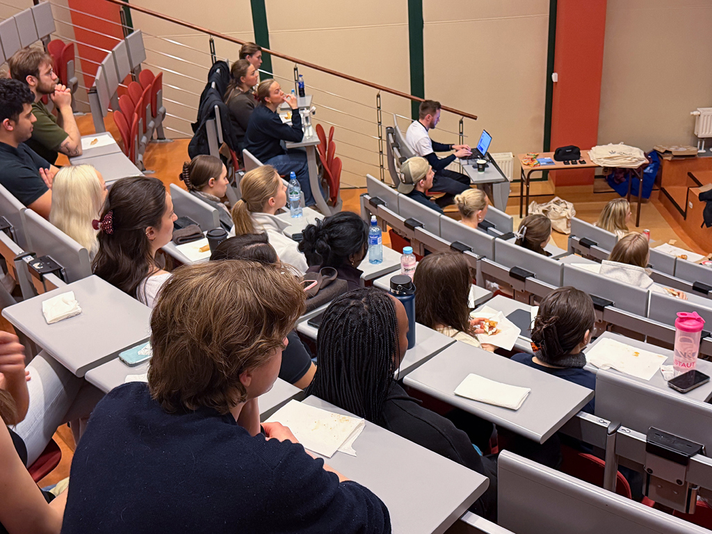 Dette bildet er fra Kraków i Polen. Det viser kommende leger som sitter i en sal. 