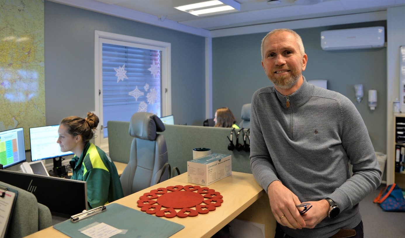 Mann på kontor.  Foto: Atle Rørbakk