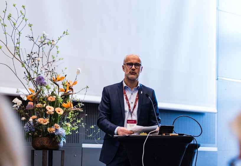 Ståle Onsgård Sagabråten på scenen under Faglandsrådet. Foto: Legeforeningen/Thomas B. Eckhoff