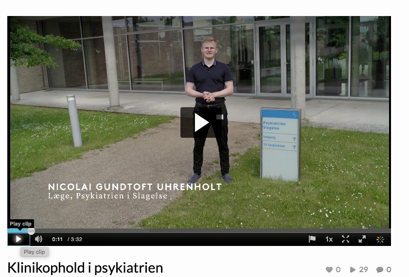 Skjermdumå fra en film. Bildet viser en ung lege utenfor en psykiatrisk avdeling.