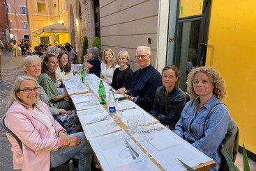 Bilde av den norske delegasjonen som sitter utenfor en restaurant. Foto: Lene Sleire/Cecilie Lilletvedt