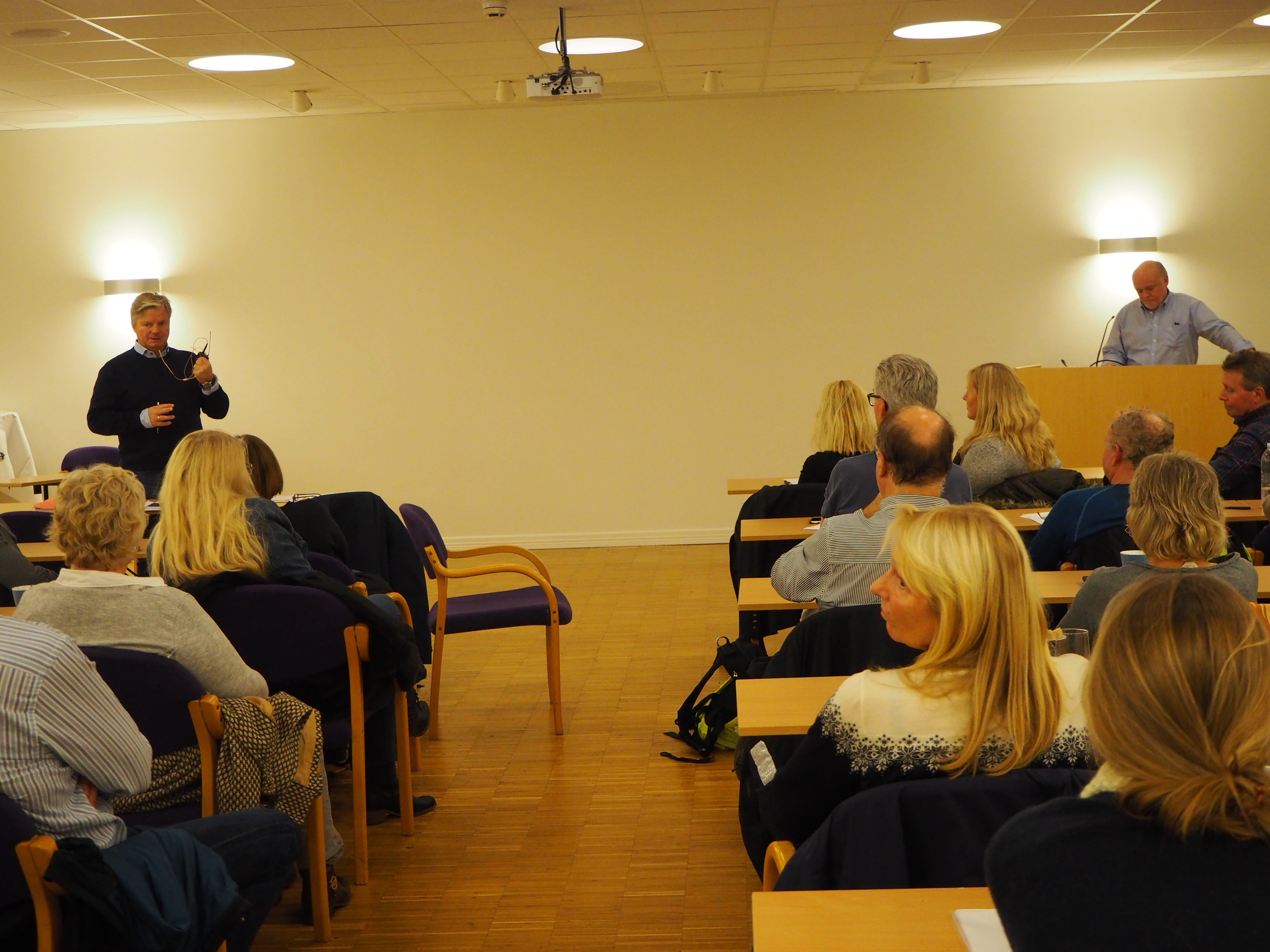 Leder i Allmennlegeforening Tom Ole Øren svarer på spørsmål fra salen