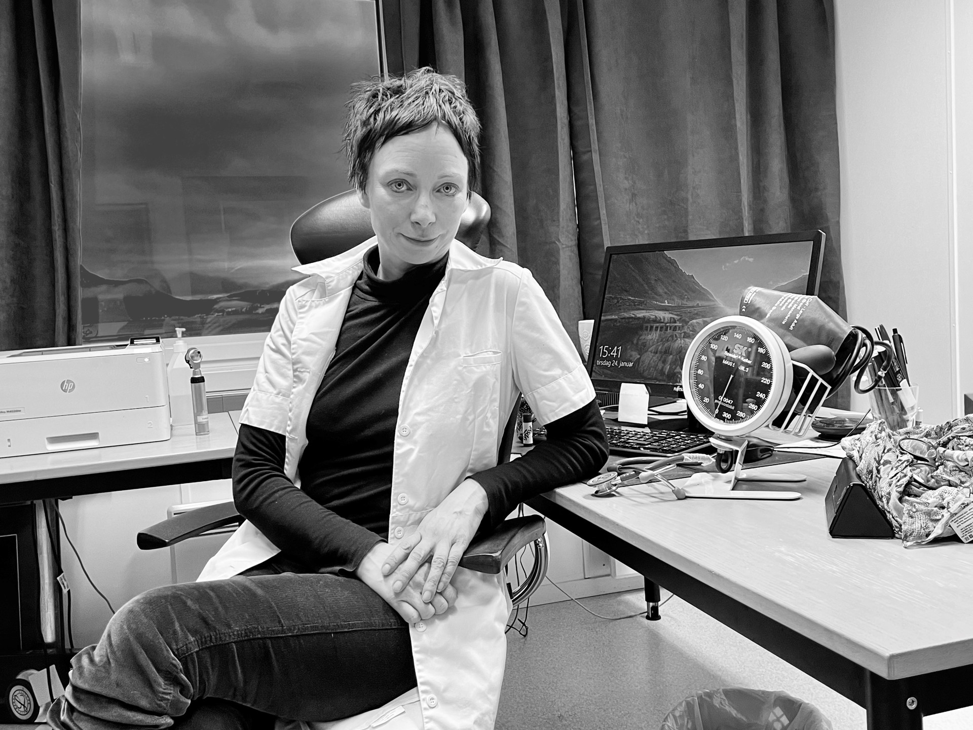 Female doctor posing in chair black white photo, Marianne Rønneberg foto bjarne storset 