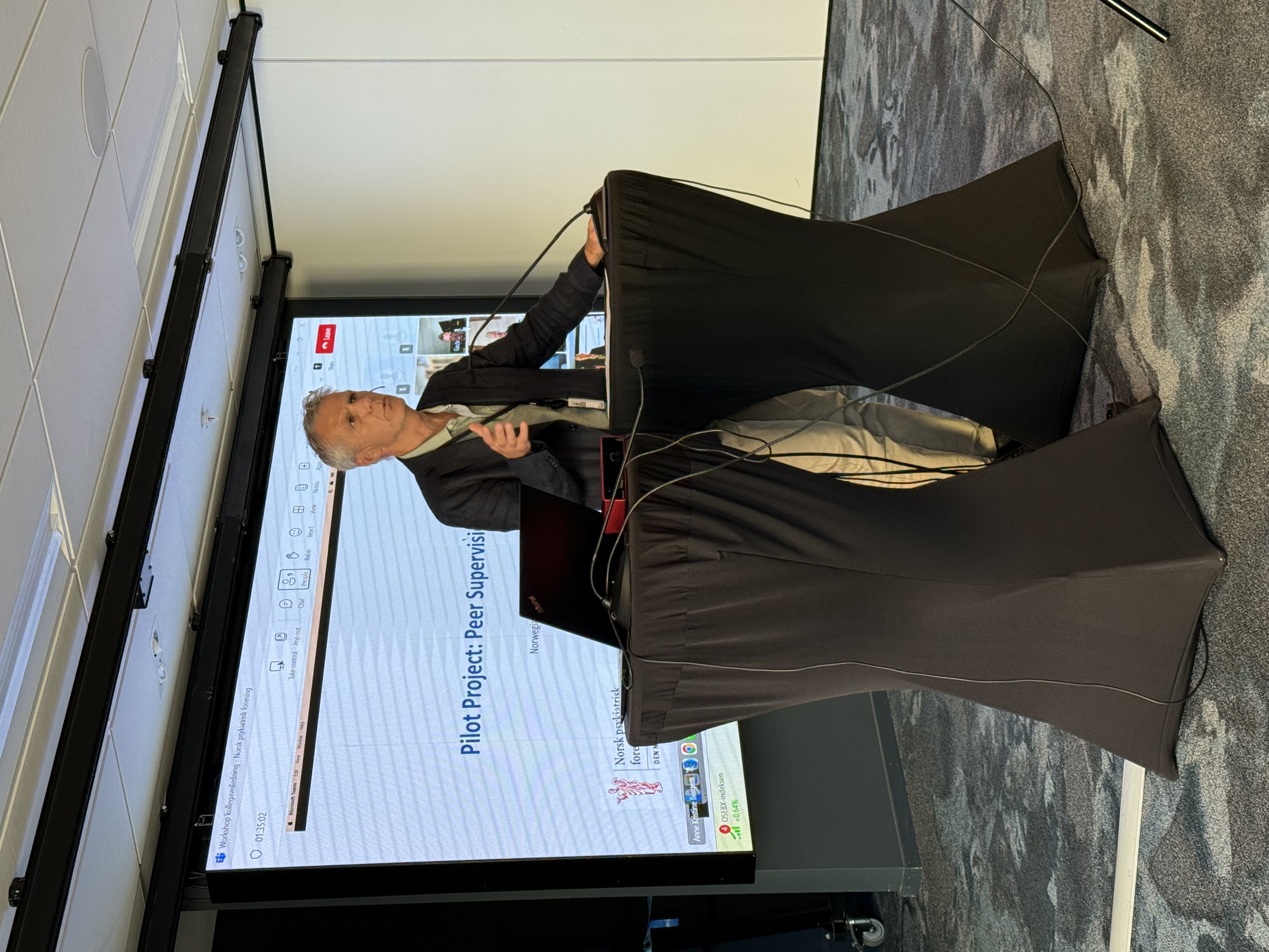 Mann p&aring; talerstol.