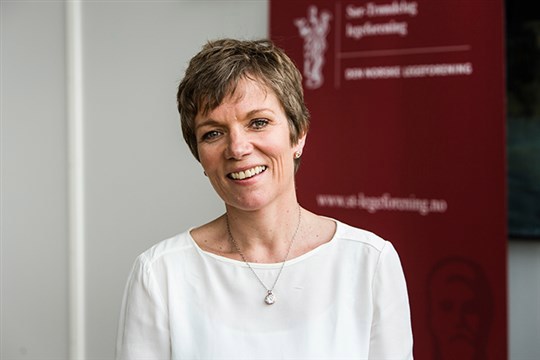   Fredag 8. desember ble ny forskrift for spesialistutdanning og spesialistgodkjenning for leger og tannleger vedtatt. Den nye forskriften er et ledd i revideringen av spesialistutdanningen.  - Det er mange som har engasjert seg i arbeidet med ny ordning for spesialistutdanningen. Gjennom forskriften er viktige rammebetingelser lagt for utdanningen av fremtidige spesialister, kommenterer president i Legeforeningen, Marit Hermansen.  Legeforeningen er fornøyd med at det har vært en reell høringsprosess og at forskriften stadfester og presiserer spesialitetskomiteenes rolle og betydning. Fagmiljøene, gjennom spesialitetskomiteene for hver spesialitet, skal fortsatt være en viktig premissgiver for innholdet i spesialitetene.  - I forskriften står det tydelig at Helsedirektoratet skal innhente faglige råd fra fagmiljøene. Det er gledelig og viktig at helseministeren anerkjenner spesialitetskomiteenes erfaring og kompetanse, sier Hermansen. Spesialitetskomiteene fortsatt sentrale  Direktoratet pålegges å innhente råd vedrørende utforming og forslag til endringer i læringsmål, samt anbefalinger om læringsaktiviteter. Direktoratet skal også innhente råd ved godkjenning og vurdering av utdanningsvirksomheter.  - Den viktige rollen spesialitetskomiteene gis i forskriften sikrer høy kvalitet og fortsatt faglighet i fremtidens spesialistutdanning, konstaterer Hermansen.  - Det har spesielt stor betydning for kvaliteten i spesialistutdanningen at spesialitetskomiteenes besøksordning videreføres.  Legeforeningen er også positiv til at krav til internundervisning videreføres i den nye forskriften. Utdanningsavdelingen skal tilby minimum 70 timer per år. Tilstrekkelig overgangstid  Forskriften trer i kraft 1. mars 2017 for del en. Overgangsordningen er gitt tre års varighet fra mars 2019.  - Det har vært viktig for oss å få til en tilstrekkelig lang overgangsordning til nytt system og sikre at de som er kommet langt i utdanningen sin får mulighet til å fullføre etter gjeldende ordning, avslutter Hermansen.