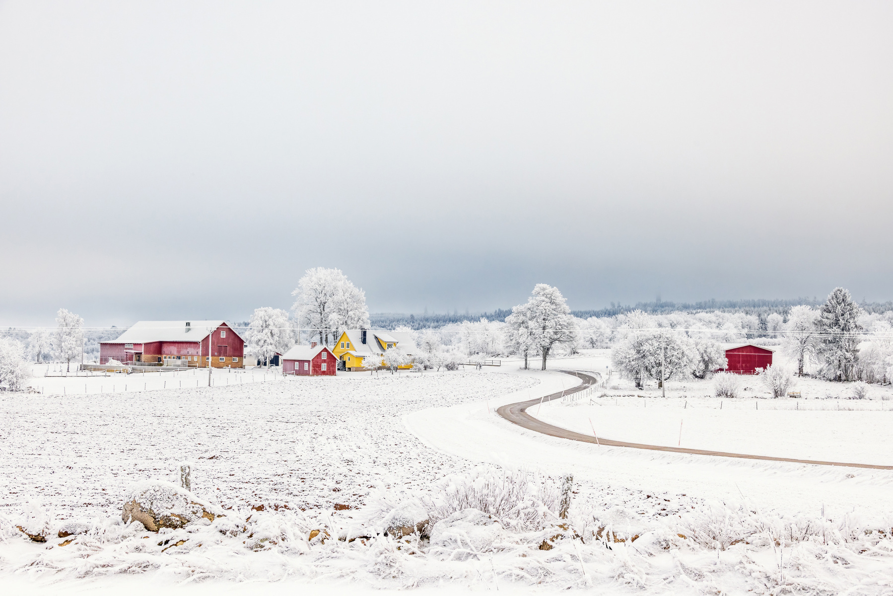 bondegård i vinterlandskap