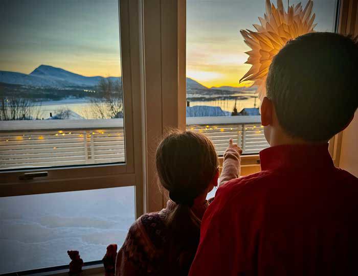 Barn ser ut vinduet