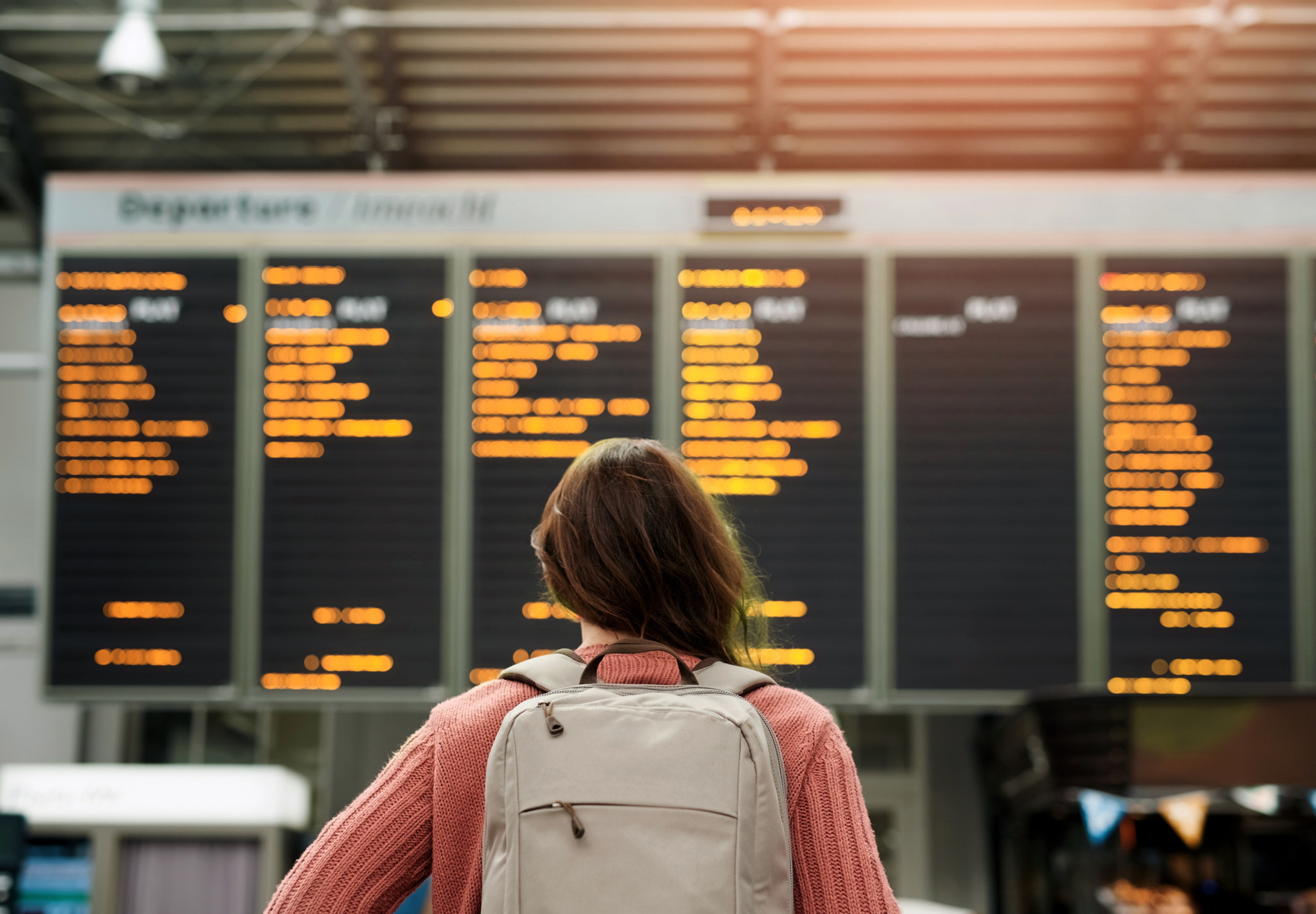 Dame på reise foran informasjonstavle