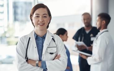 Kvinnelig lege som står med kryssede armer. Foto: Mostphotos.com