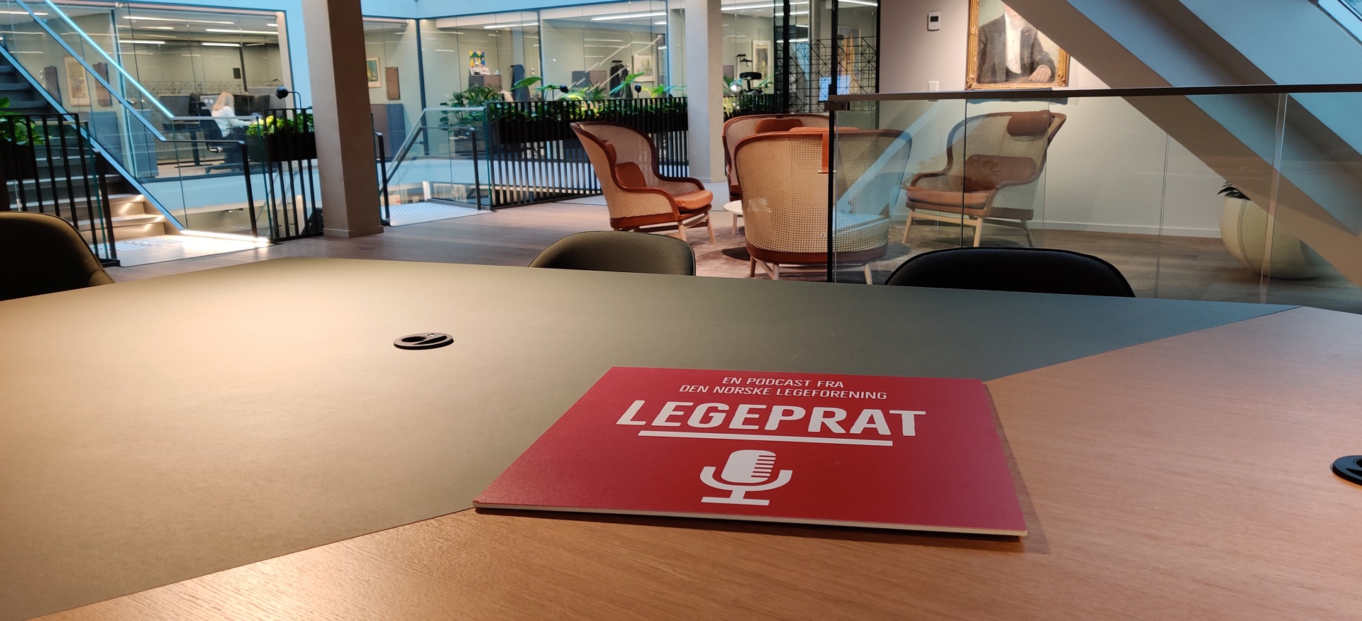 Legeprat-skilt liggende på et bord. Foto: Legeforeningen