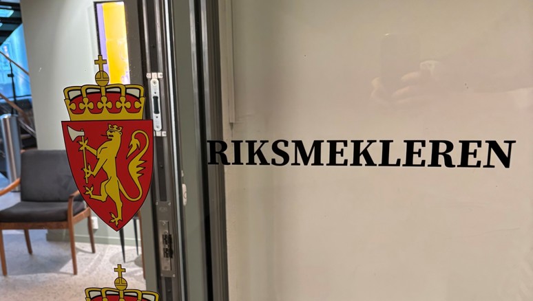 Riksmeklerens skilt på en glassdør. Foto: Legeforeningen