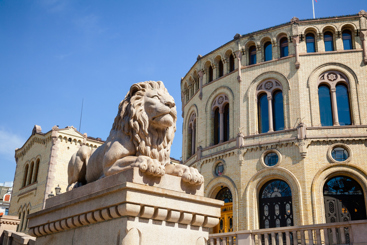 Løveskulptur på løvebakken foran Stortinget. Foto: Istockphoto.com