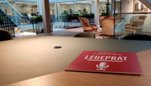 Legepratskilt liggende på et bord. Foto: Legeforeningen